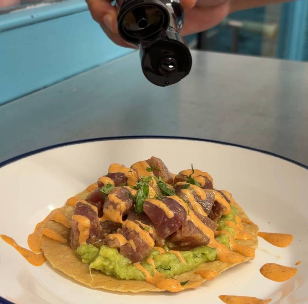 Es ist das erste mexikanische Fischrestaurant in Barcelona: Aguachiles, Ceviches und Micheladas – mit den Füßen in Gràcia und dem Kopf im Sand des Pazifiks