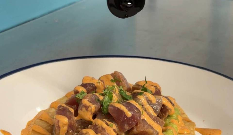 És el primer restaurant mexicà de marisc de Barcelona: aguachiles, ceviches i micheladas, amb els peus a Gràcia i el cap a la sorra del Pacífic.