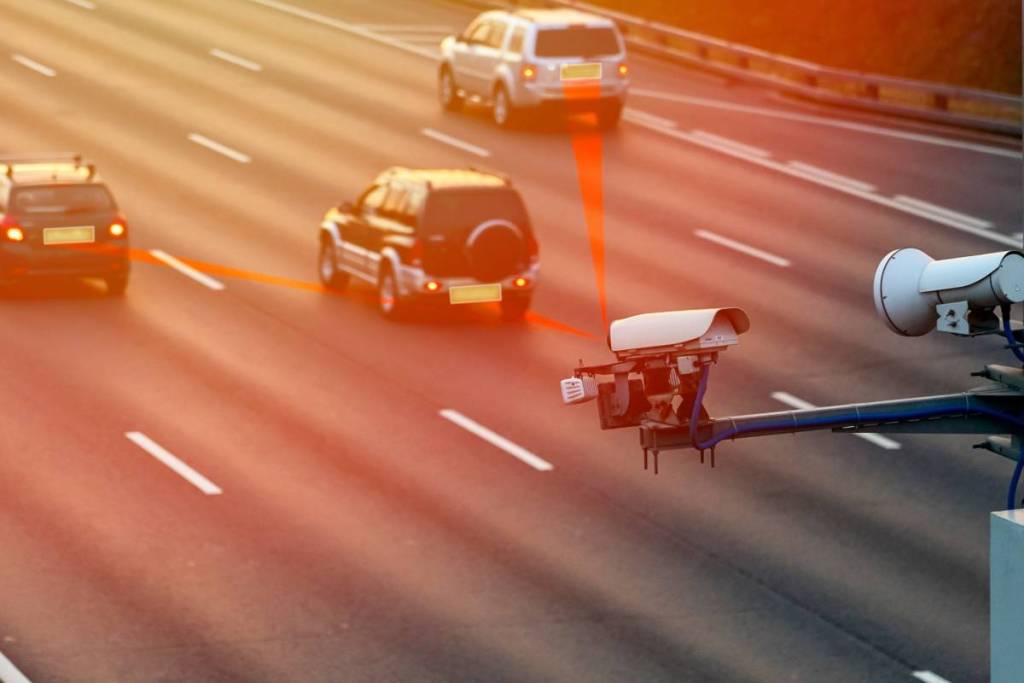 Les caméras de circulation dotées d’IA qui te mettent une amende si tu tiens ton portable entre tes jambes : les routes où elles sont testées