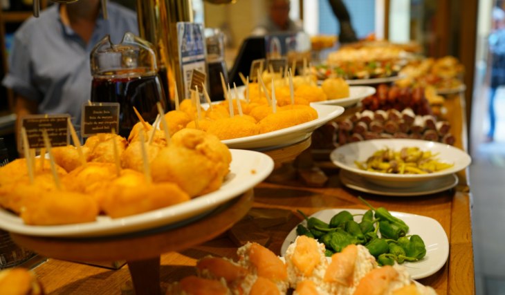 Tapa gourmet y bebida por 3,50€ en más de 50 bares de «la ciudad de las tapas»: solo este fin de semana y a golpe de metro de Barcelona