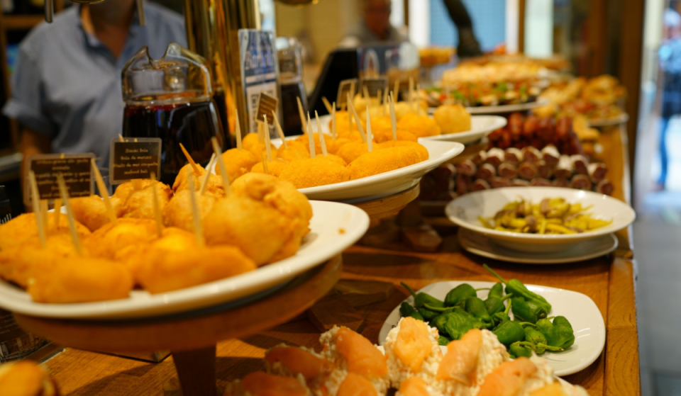 Gourmet tapas and a drink for €3.50 at more than 50 bars in “the city of tapas”: only this weekend and just a metro ride away from Barcelona