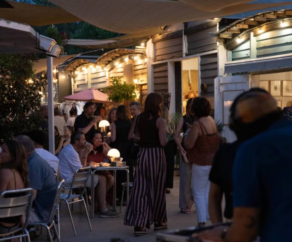 El último mercado nocturno de antigüedades del verano: una fábrica reformada que abre de noche gratis con tiendas vintage, música y foodtrucks a 15 minutos de Barcelona