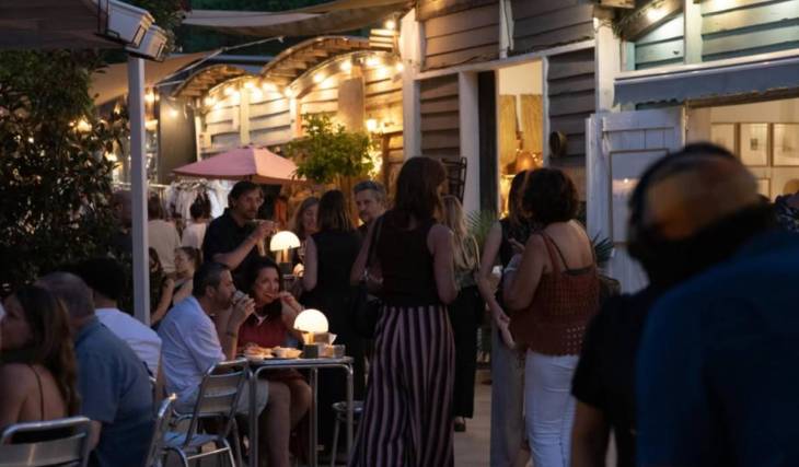 El último mercado nocturno de antigüedades del verano: una fábrica reformada que abre de noche gratis con tiendas vintage, música y foodtrucks a 15 minutos de Barcelona