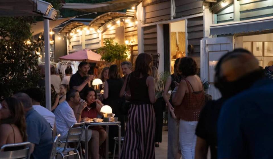 L’ultimo mercatino notturno di antiquariato dell’estate: una fabbrica ristrutturata che apre di notte gratuitamente con negozi vintage, musica e food truck a 15 minuti da Barcellona