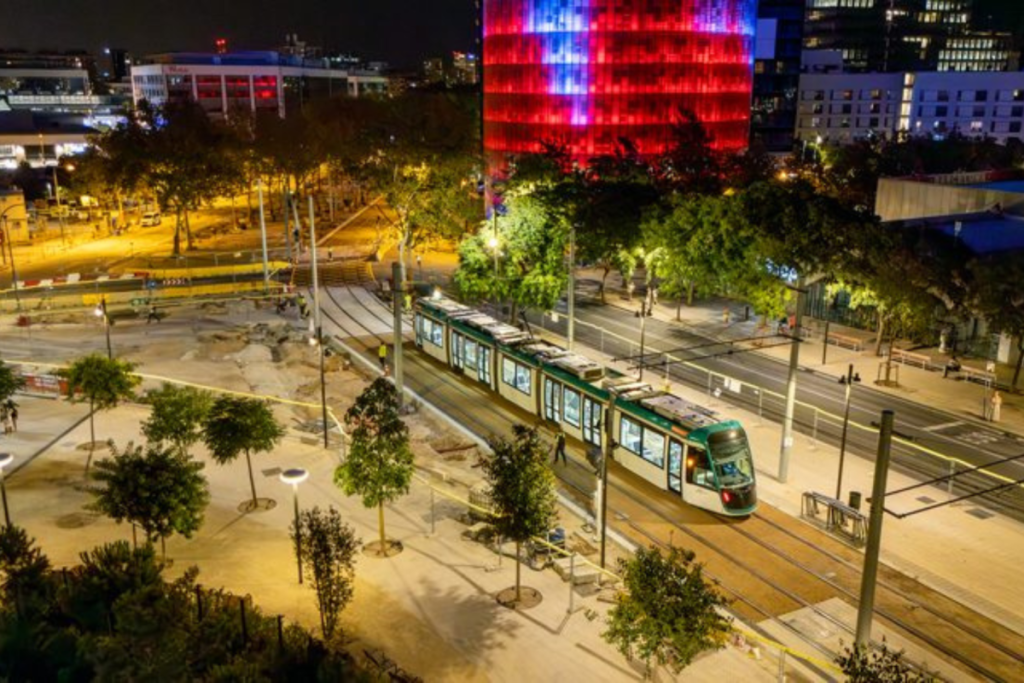 Goodbye to temporary detours: Today, the Trambesòs debuts a double track at Glòries and resumes its route along the Barcelona coastline