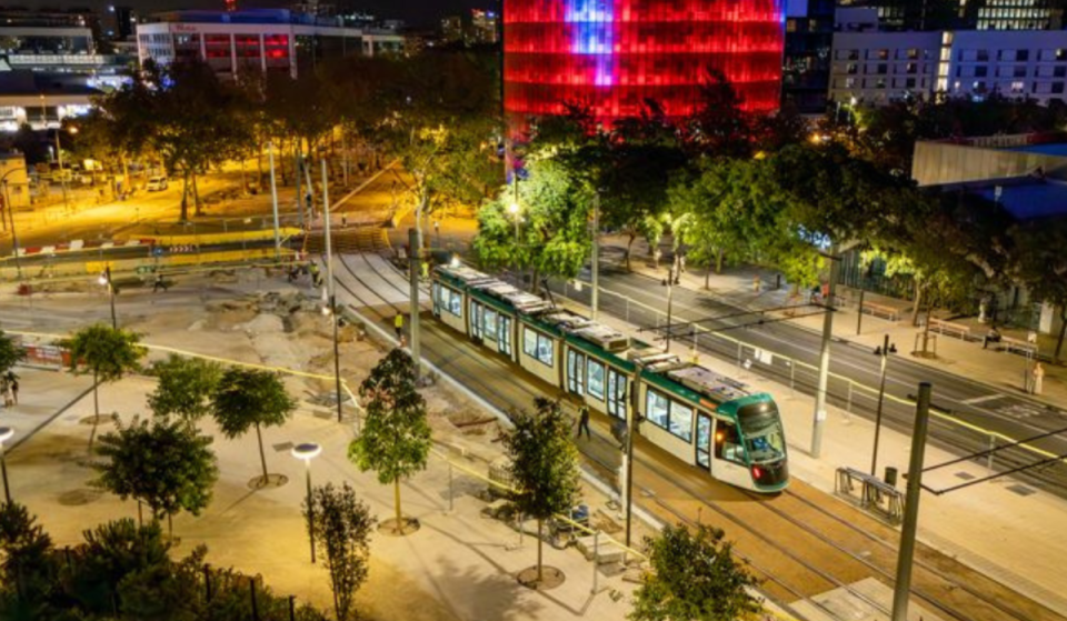 Goodbye to temporary detours: Today, the Trambesòs debuts a double track at Glòries and resumes its route along the Barcelona coastline