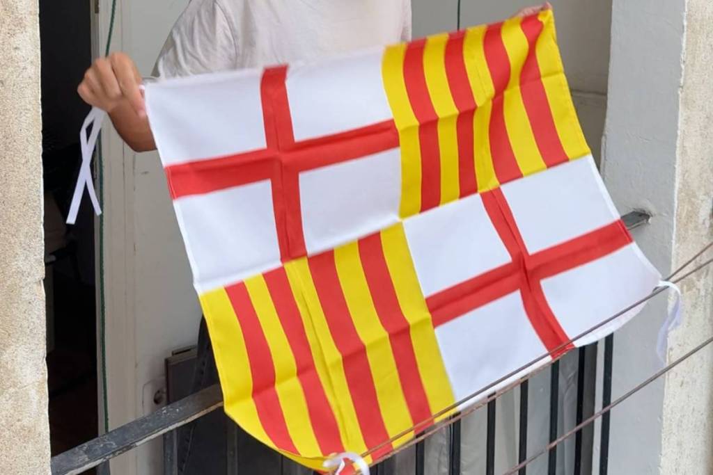 Completely free: Barcelona is distributing city flags and La Mercè posters at these locations to “decorate” your balcony during the festivities