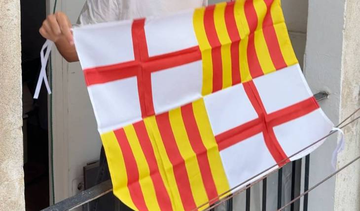 Totalmente gratis: Barcelona reparte banderas de la ciudad y carteles de La Mercè en estos puntos para «vestir» tu balcón durante las fiestas