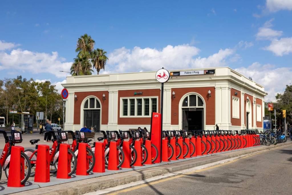 Indefinite closure of the Fabra i Puig station after the ceiling collapsed onto three people: alternatives on the L1 and the R4 route