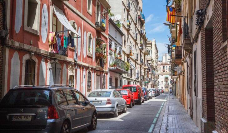 Menos coches y más bicis en Barcelona: la nueva normativa que limita las plazas de aparcamiento en la ciudad