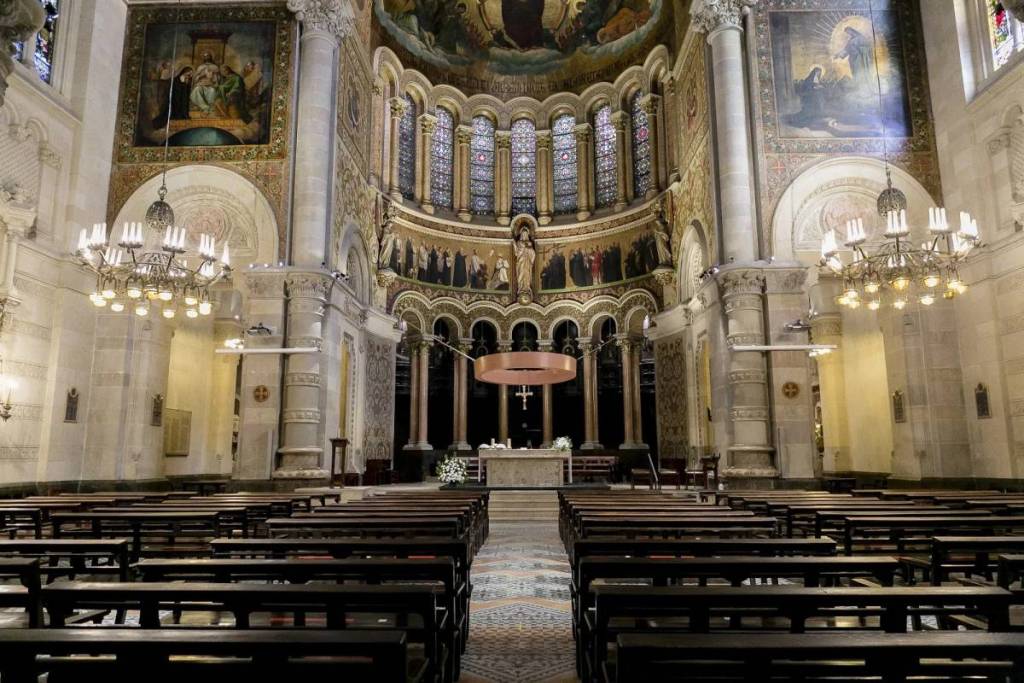 Interior of the Church of the Sacred Heart—Jesuits in Barcelona: the dome, the altar, and the pew area are visible