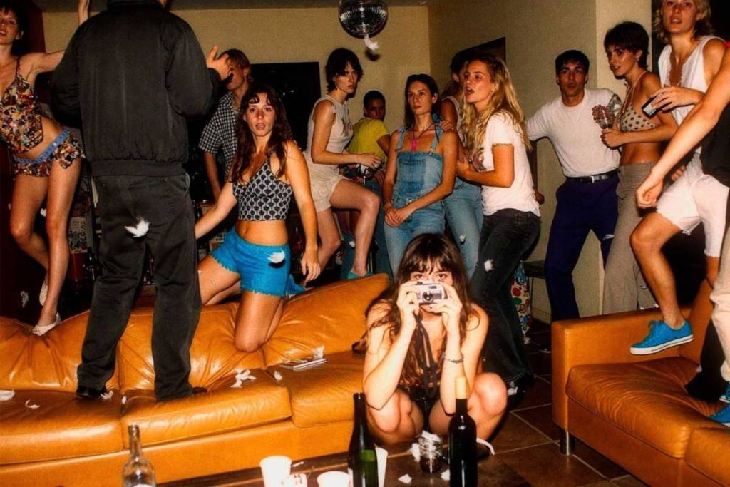 Adiós al postureo nocturno: la Sala Apolo de Barcelona transforma su pista en un piso real para su nueva fiesta casera