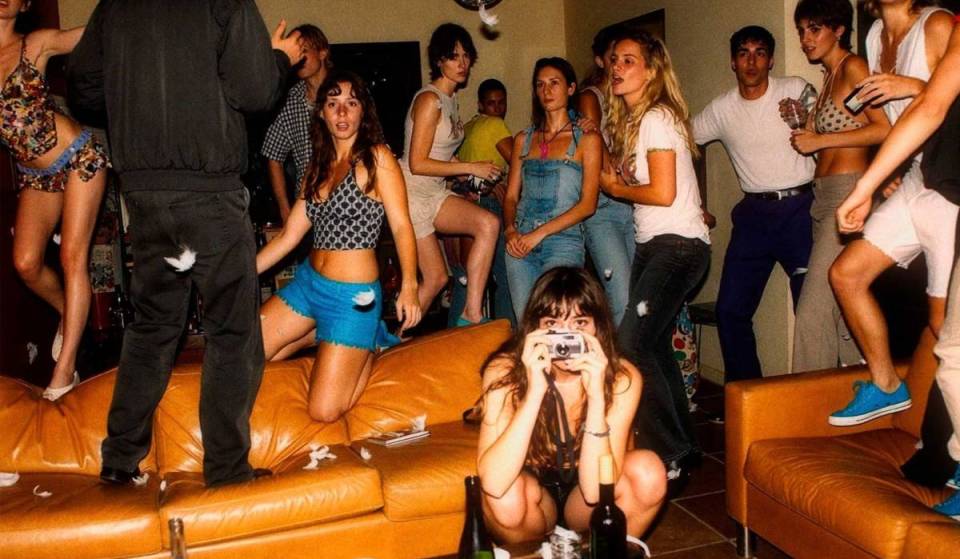 Adiós al postureo nocturno: la Sala Apolo de Barcelona transforma su pista en un piso real para su nueva fiesta casera