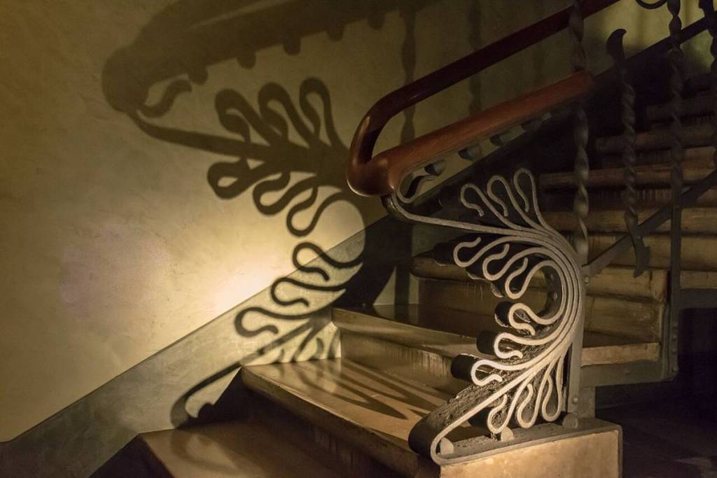 Escalera del Palacio Güell con las sombras proyectadas por la barandilla de hierro diseñada por Gaudí.