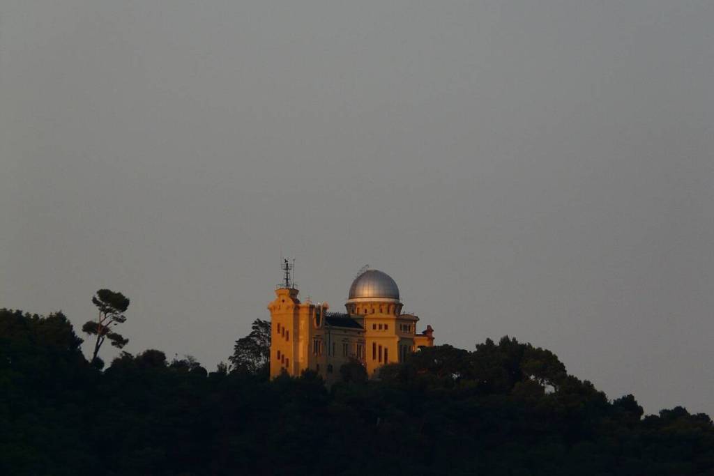 Observatorio Fabra al atardecer, situado en la sierra de Collserola con vistas sobre Barcelona.