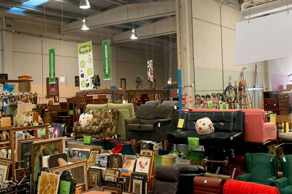 A solo 30 minutos de Barcelona: el mercado de segunda mano que renueva su catálogo cada semana y vende muebles por 1 euro