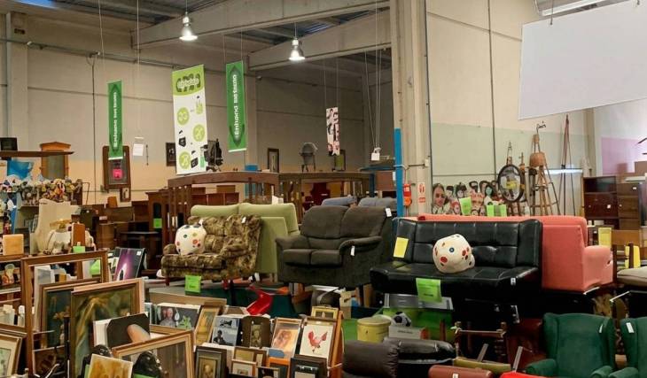 Nur 30 Minuten von Barcelona entfernt: Der Second-Hand-Markt, der sein Sortiment jede Woche erneuert und Möbel für 1 Euro verkauft