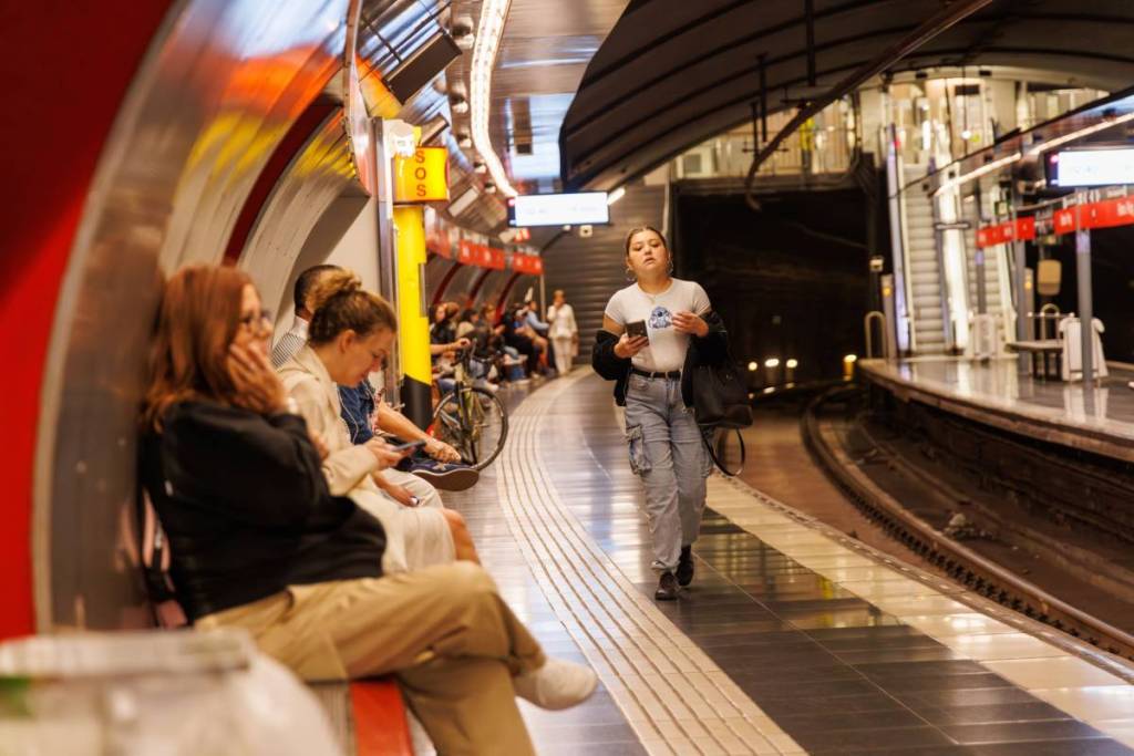 Renfe reopens the Fabra i Puig Rodalies station following the ceiling collapse, but service is limited to the R4 line