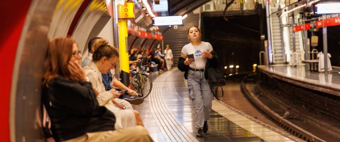 Renfe reabre la estación de Rodalies de Fabra i Puig tras el derrumbe del techo, pero solo con servicio para la línea R4