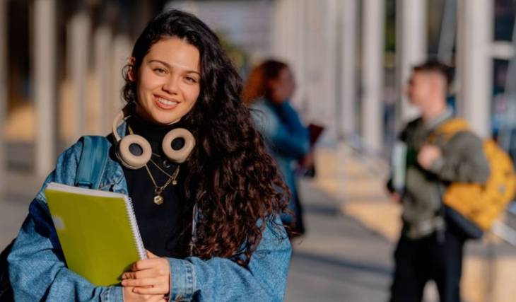 La Generalitat de Catalunya lanza una beca de 500 euros al mes para jóvenes que estén opositando: requisitos y cómo solicitarla