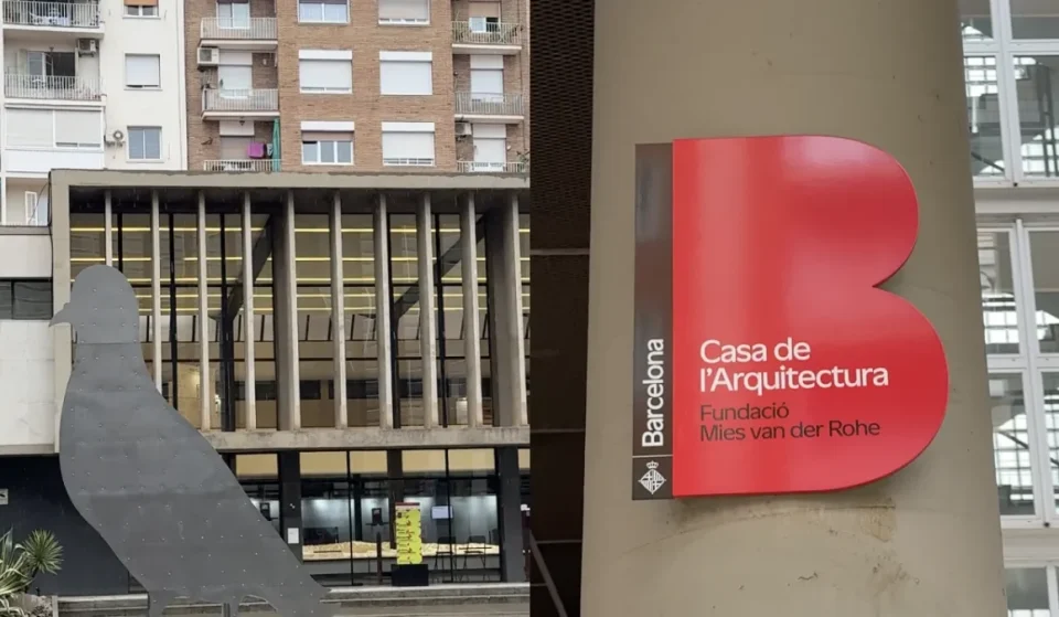 Vídeo de la paloma gigante de acero en Barcelona