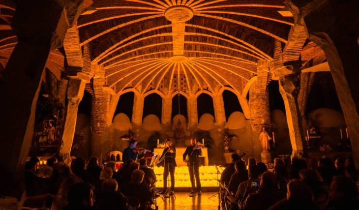 Weder die Sagrada Família noch der Park Güell: Gaudís versteckter Tempel, 30 Minuten von Barcelona entfernt, der diese Woche mit Vivaldis „Die vier Jahreszeiten“ erstrahlt
