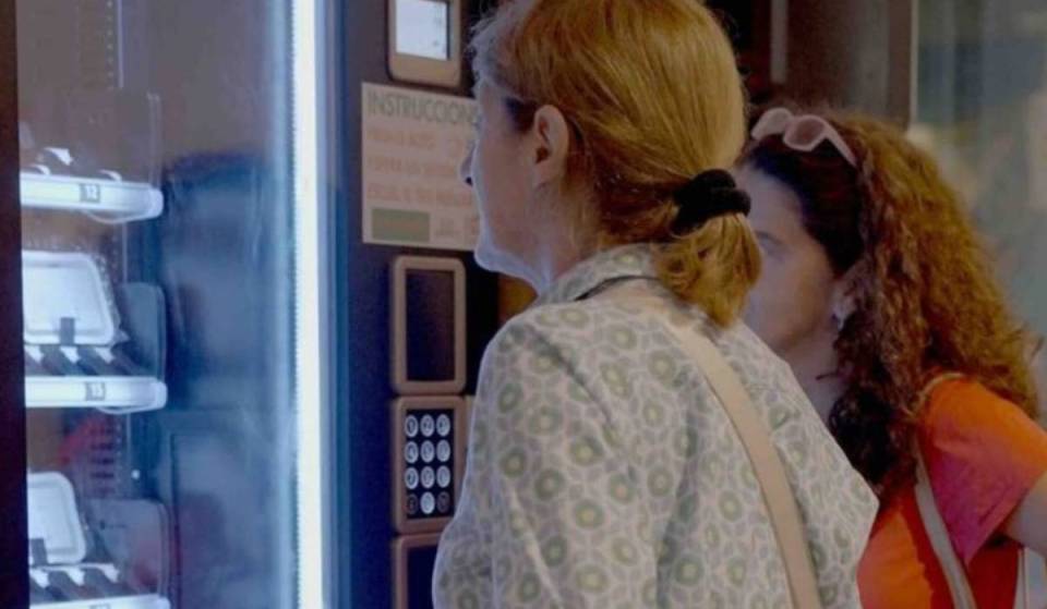 The vending machine with market-style meals for €1: lunch boxes filled with fricandó, paella, or cannelloni in downtown Barcelona