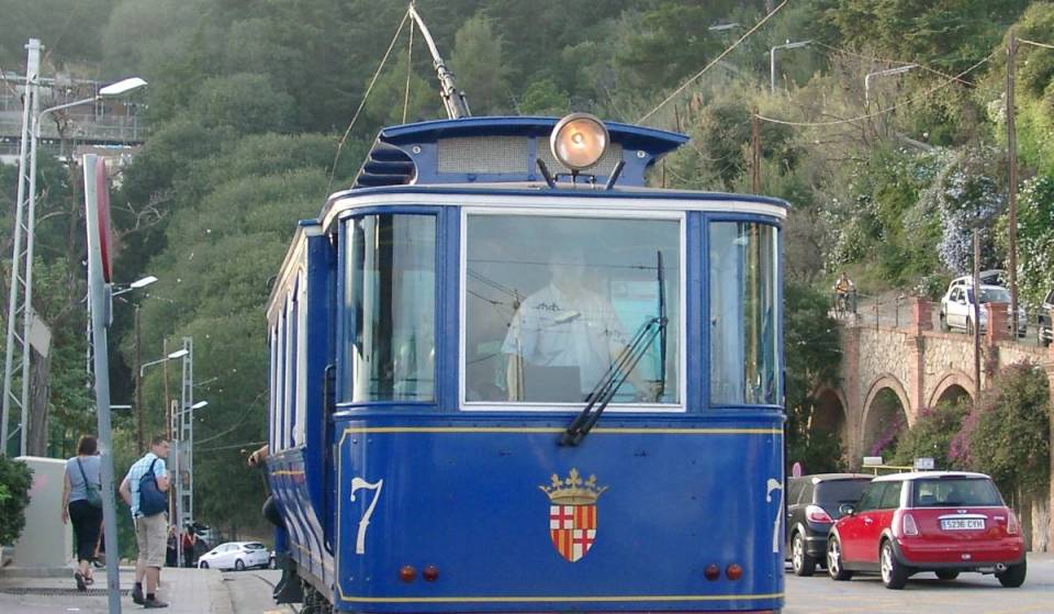 En 2018 el Tramvia Blau dejó de funcionar, ahora vuelve a funcionar por tiempo limitado: así será el regreso del tren más icónico de Barcelona