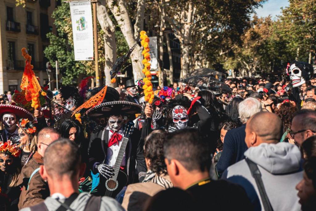 Més de 70 celebracions de Halloween i Castanyada als barris aquest 31 d'octubre a Barcelona: troba la festa del teu carrer amb música, menjar i disfresses