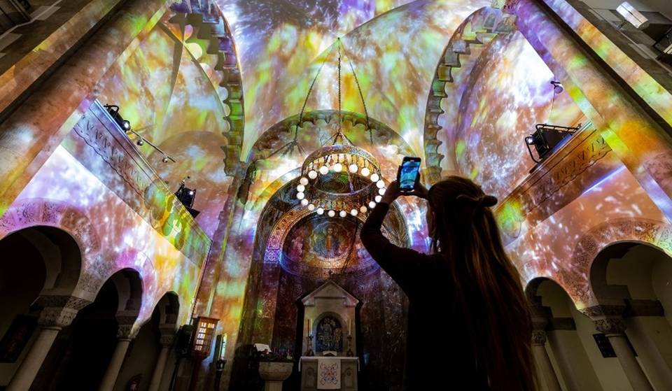 Um espetáculo de luzes inédito sobre a criação do mundo ilumina uma das igrejas mais bonitas de Belo Horizonte