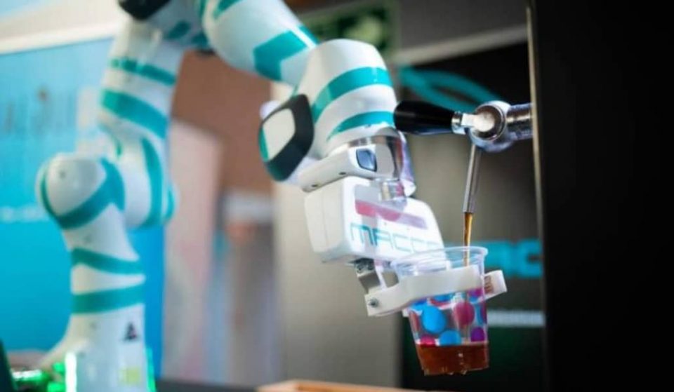 Así es el robot que sirve cervezas para evitar el contagio