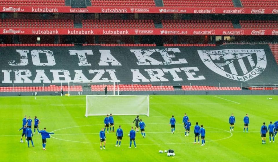 Así vuelve el fútbol a San Mamés: Vídeos y pancartas para llenar el vacío de las gradas