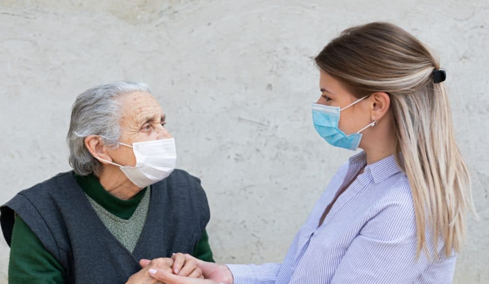 Carta abierta de los abuelos a los nietos: «Cumplid las normas, por cariño a vuestra abuela y a vuestro abuelo»