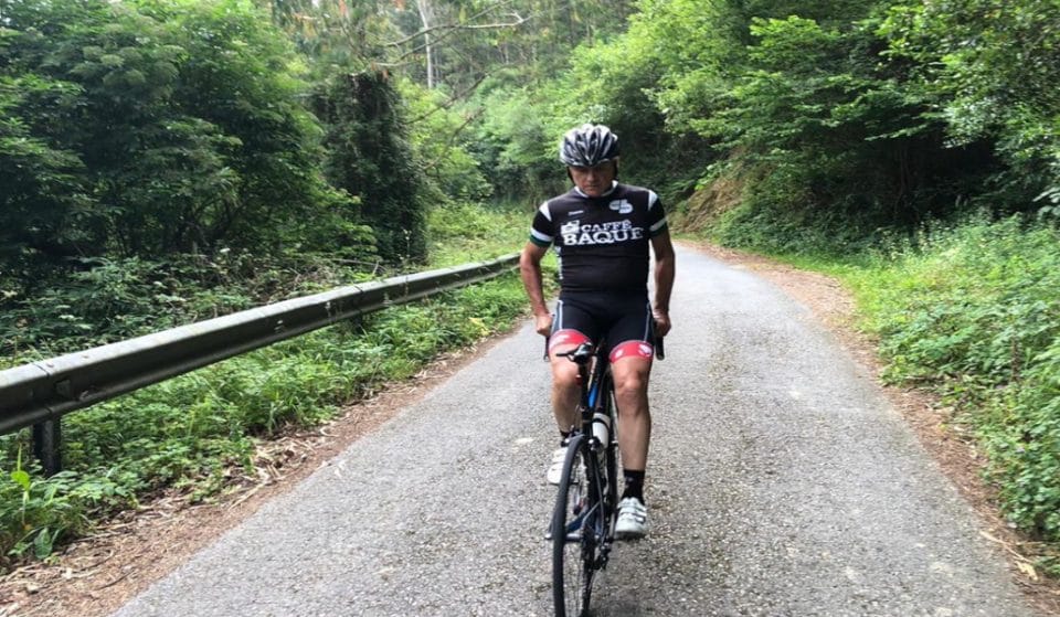 Rubén Gorospe sube el Tourmalet pedaleando de espaldas como homenaje al personal sanitario