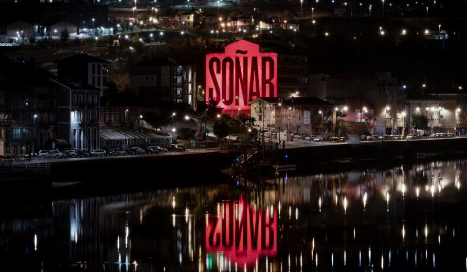 El edificio «Soñar» y el Euskalduna se tiñen de rojo en favor de la cultura