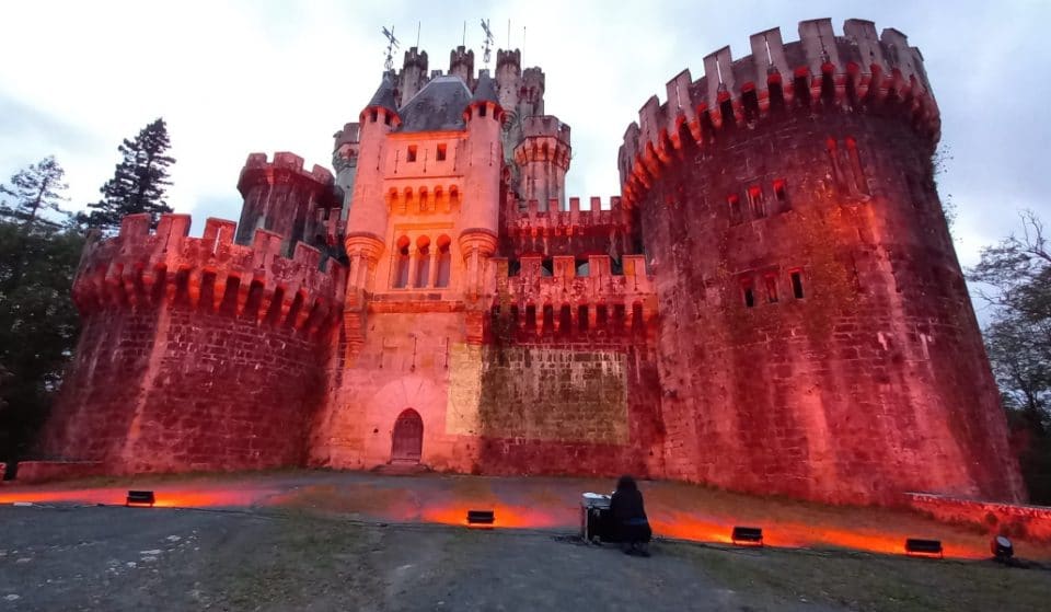 Euskadi se ilumina de rojo en apoyo a la cultura y los eventos