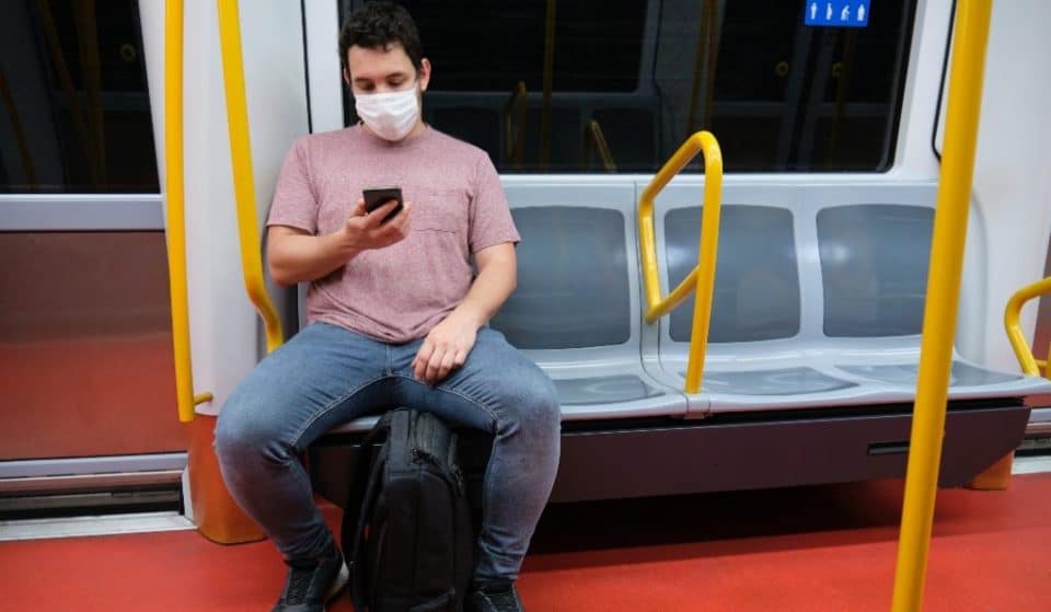 La comunidad científica pide no hablar en el transporte público para reducir los contagios