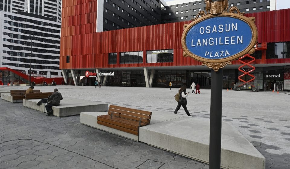Bilbao dedica la plaza de la Estación Intermodal al personal sanitario
