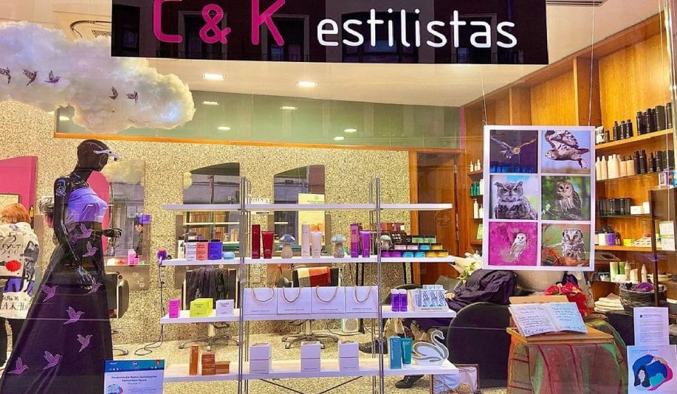 Comercios bilbaínos decoran sus escaparates en homenaje a mujeres investigadoras