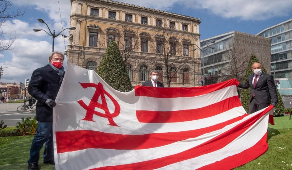 Una bandera gigante del Athletic luce en el Ayuntamiento de Bilbao
