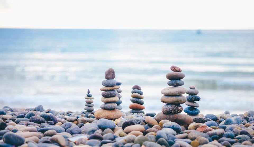 Por qué no debes apilar piedras en la playa o en la naturaleza