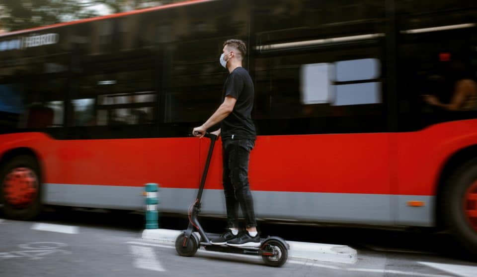 El dilema del patinete eléctrico: Bilbao apuesta por seguro, casco y chaleco obligatorios