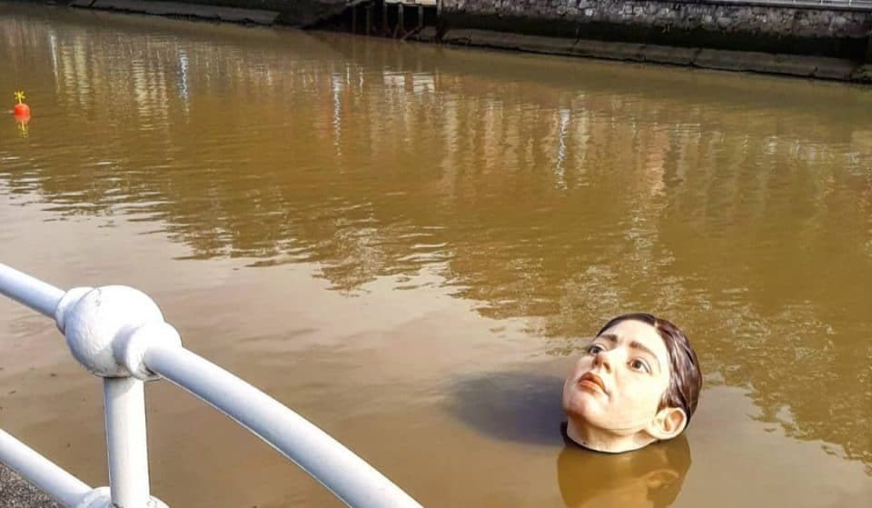 La cabeza que flota en la ría revoluciona Bilbao