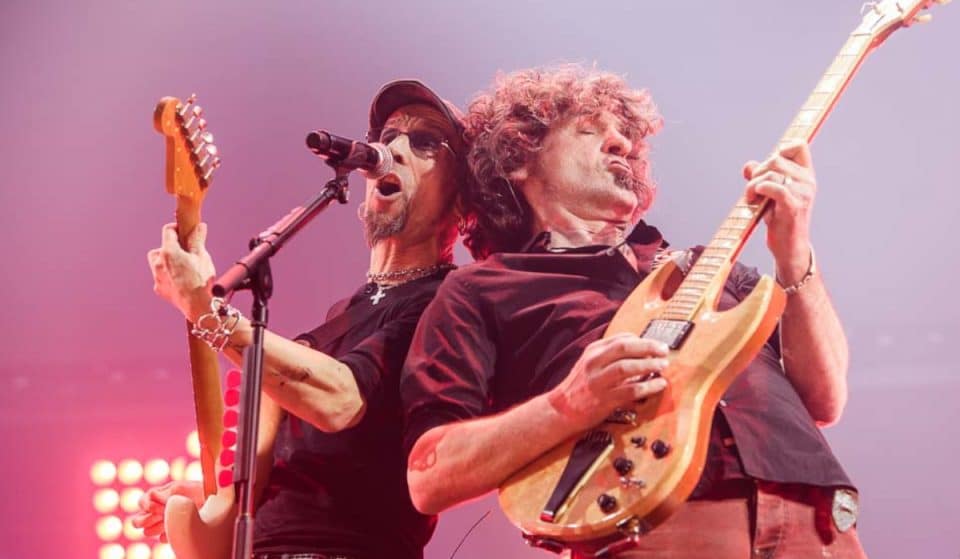 Fito Cabrales sorprende a un músico callejero y canta con él «Soldadito Marinero»