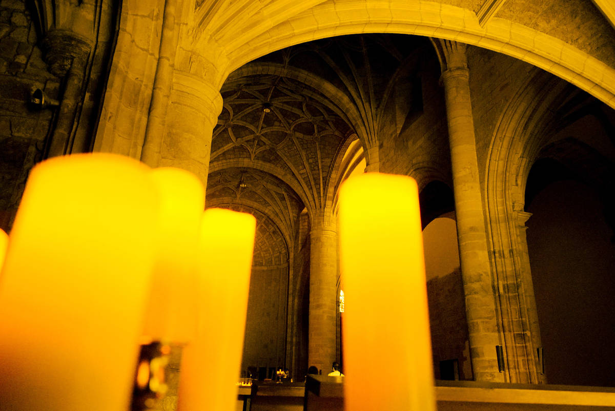 Plano desde abajo de algunas de las velas colocadas en la Iglesia de la Encarnación en Bilbao durante un concierto Candlelight.