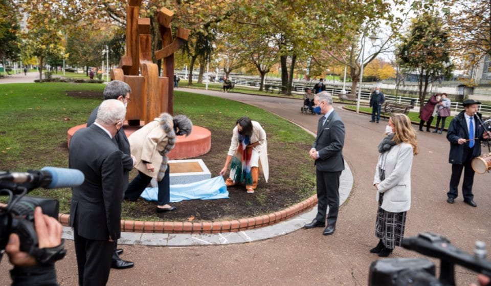 Inauguran una escultura en Bilbao que homenajea al personal de Enfermería y Matronas de Bizkaia