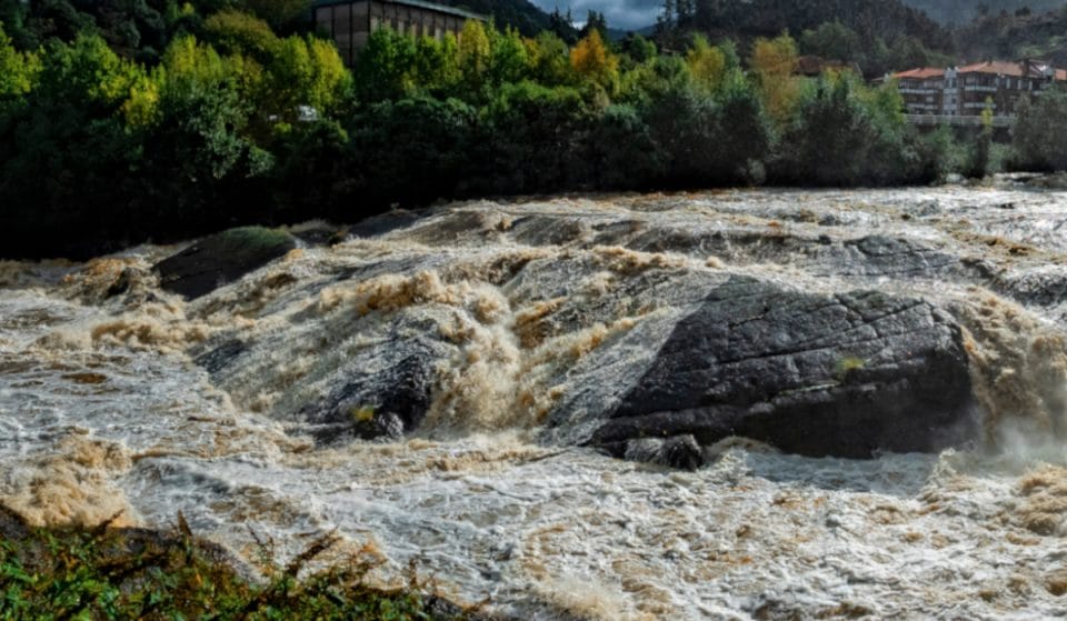 Las fuertes lluvias provocan desbordamientos en diferentes puntos de Bizkaia
