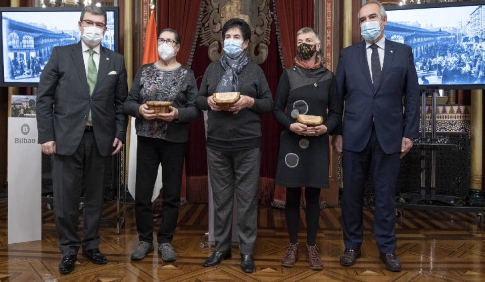 El Ayuntamiento homenajea a las vendejeras con motivo del Día Internacional del Euskera