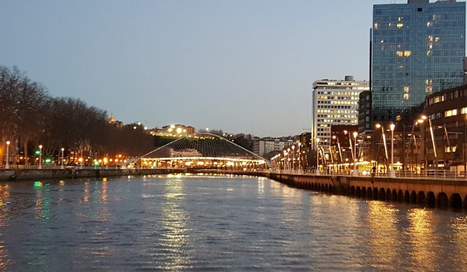 El puente Zubizuri renueva su sistema de iluminación