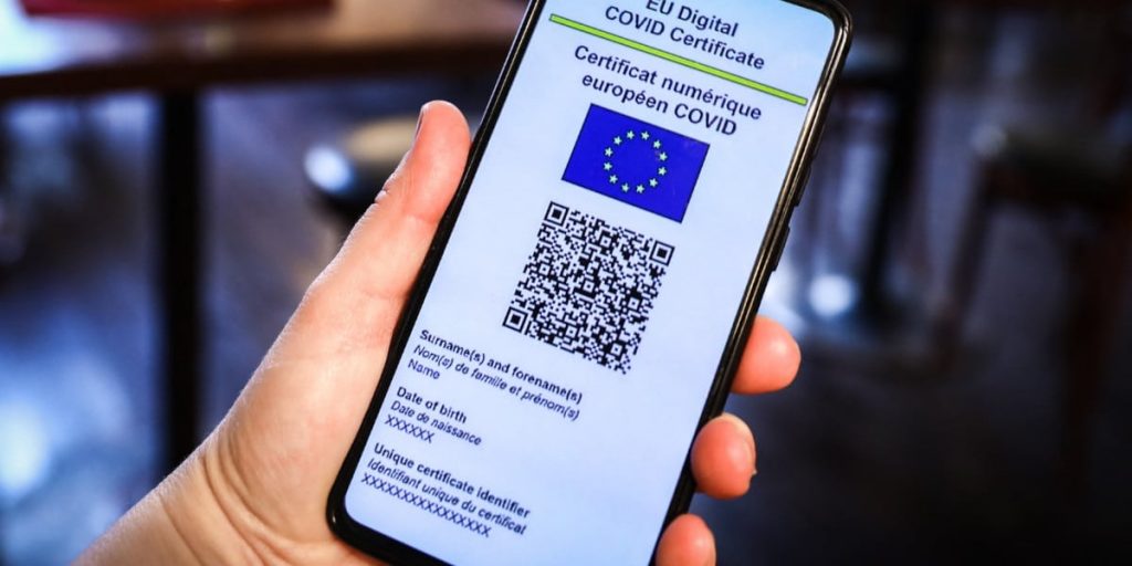 Una persona sujeta el móvil mientras se ve el pasaporte covid en el dispositivo.